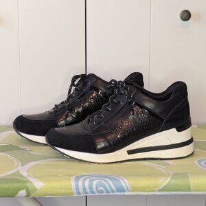 Steve Madden Campo Black/White Platform Sneakers – Worn by Taylor Tomlinson